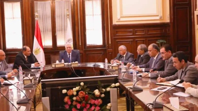 وزير الزراعة يتابع مع قيادات الوزارة حصاد القمح .. يوجه المزارعين لهذا الامر