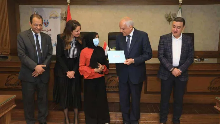 من أجل مساعدتهم فى الزواج .. محافظ الجيزة يسلم منح مالية بهذه القيمة لــ 50 فتاه من اليتيمات