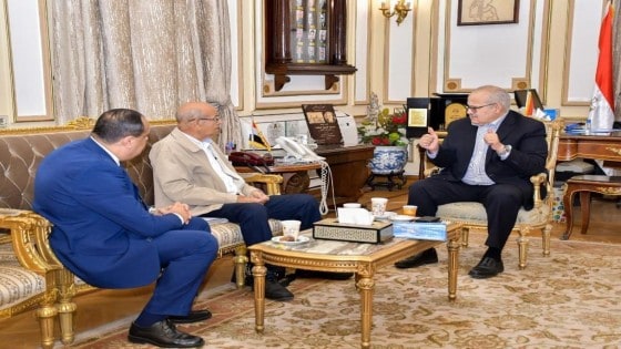 لسرعة الانتهاء من مشروع الإسكان للعاملين بالجامعة .. الخشت يجتمع مع هذا المسئول