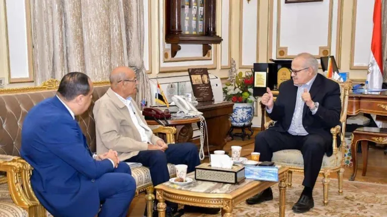 لسرعة الانتهاء من مشروع الإسكان للعاملين بالجامعة .. الخشت يجتمع مع هذا المسئول