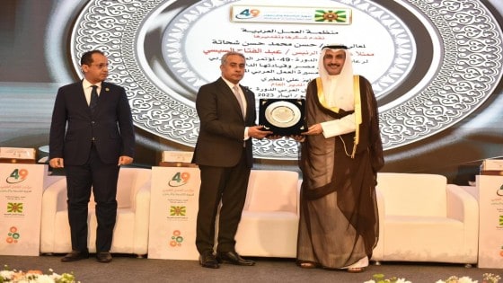 إهداء درع “العمل العربي” لوزير القوى العاملة