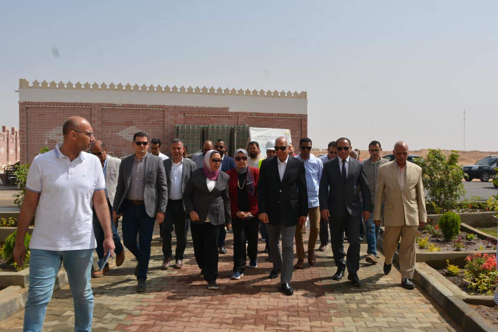 جولة ميدانية لمحافظ الجيزة لمتابعة نسب تنفيذ الأعمال الإنشائية للمرحلة الرابعه بمشروع الجبانات .. يعطى توجيهات هامة