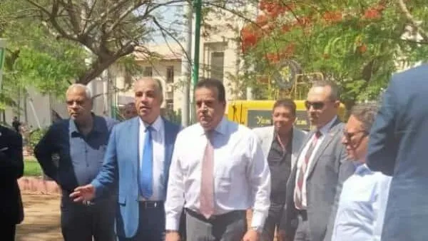 وزير الصحة يزور معرض زهور الربيع ويبدى إعجابه بجمال المعروضات وجودة التنظيم