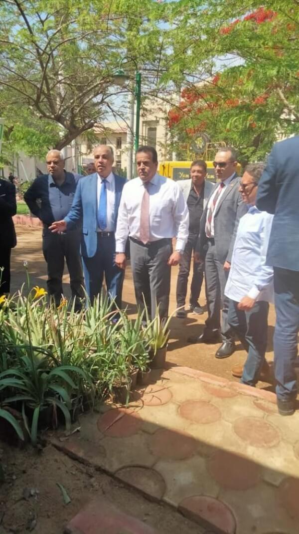 وزير الصحة يزور معرض زهور الربيع ويبدى إعجابه بجمال المعروضات وجودة التنظيم