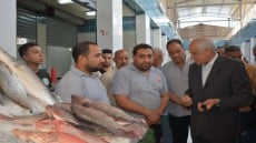 محافظ الجيزة يتابع حركة البيع والشراء بسوق السمك الحضارى بالمنيب .. يعطى توجيهات هامة