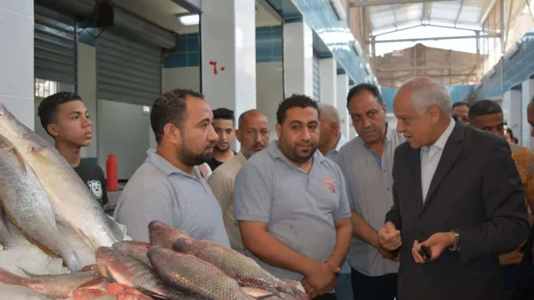 محافظ الجيزة يتابع حركة البيع والشراء بسوق السمك الحضارى بالمنيب .. يعطى توجيهات هامة