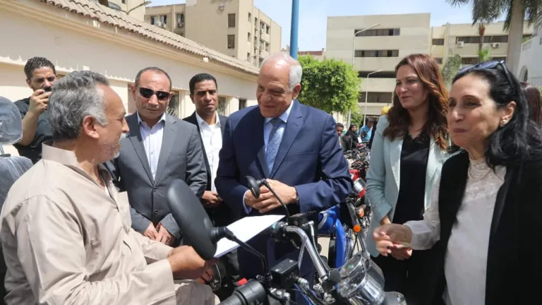 محافظ الجيزة يُسلم ٥٧ موتوسيكل مجهز طبياً و كرسى كهربائى لذوى الهمم بالتعاون مع مؤسسة  " مصطفى وعلى أمين الخيرية ".. يؤكد على هذا الامر
