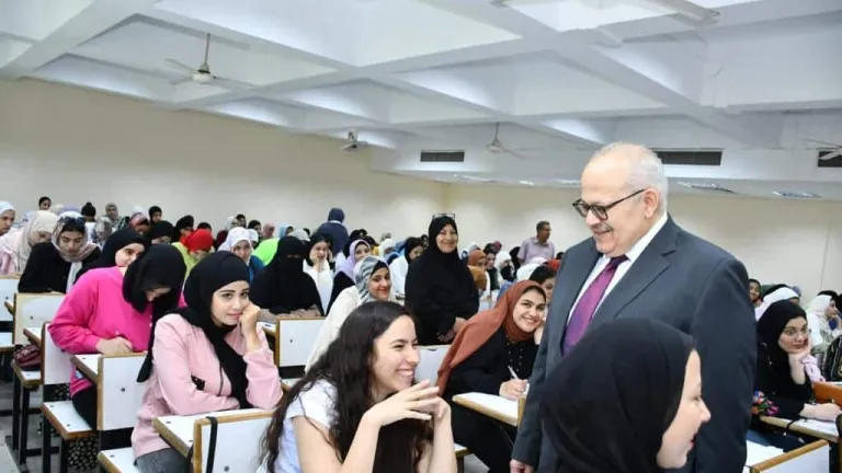 رئيس جامعة القاهرة يتفقد سير امتحانات نهاية العام الدراسي بكليات الجامعة