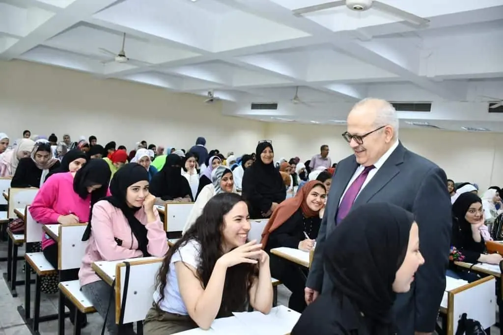 رئيس جامعة القاهرة يتفقد سير امتحانات نهاية العام الدراسي بكليات الجامعة