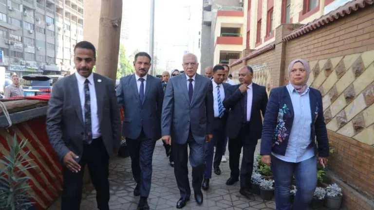 محافظ الجيزة يتفقد سير امتحانات الثانوية العامة بمدارس الأورمان الثانوية بنات بالدقي والأورمان الإعدادية النموذجية بنين بالعجوزة