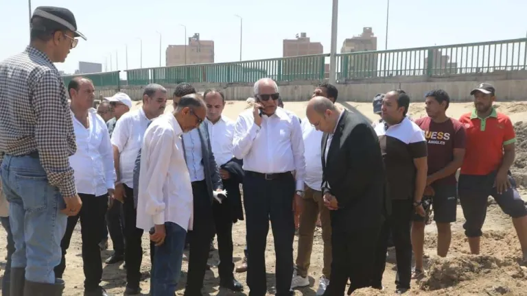 محافظ الجيزة يتفقد أعمال اصلاح كسر بماسورة مياه بمنطقة أرض البحر بالطالبية .. تكليفات هامه للقيادات التنفيذية