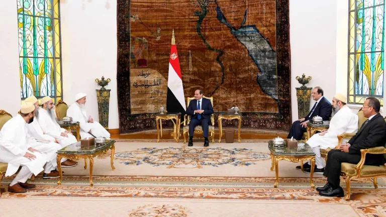لهذه الاسباب .. الرئيس السيسى يمنح سلطان البهرة "وشاح النيل"