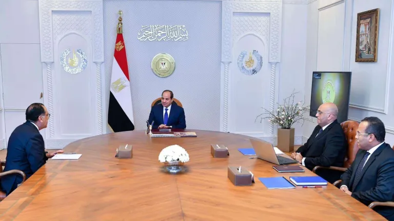 الرئيس السيسى يجتمع بمدبولى ورحمى .. يعطى توجيهات هامة