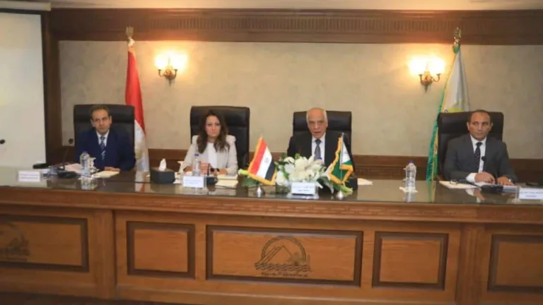 خلال إجتماع المجلس التنفيذى لمحافظة الجيزة .. تطوير البنية التحتية ودهان لواجهات العقارات ضمن خطة تحسين الرؤية البصرية للمنطقة المحيطة بالمتحف المصرى الكبير .. تشديدات وتكليفات للمسئولين بشأن هذه الامور