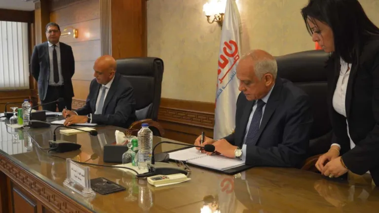 محافظ الجيزة يوقع بروتوكول تعاون مع جهاز تنمية المشروعات لتطوير منطقتي ميت عقبة وأرض اللواء