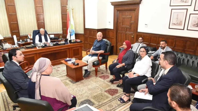 رئيس القابضة للمياه .. يتابع موقف جائزة التميز الداخلى فى مجالى خدمة العملاء والخط الساخن