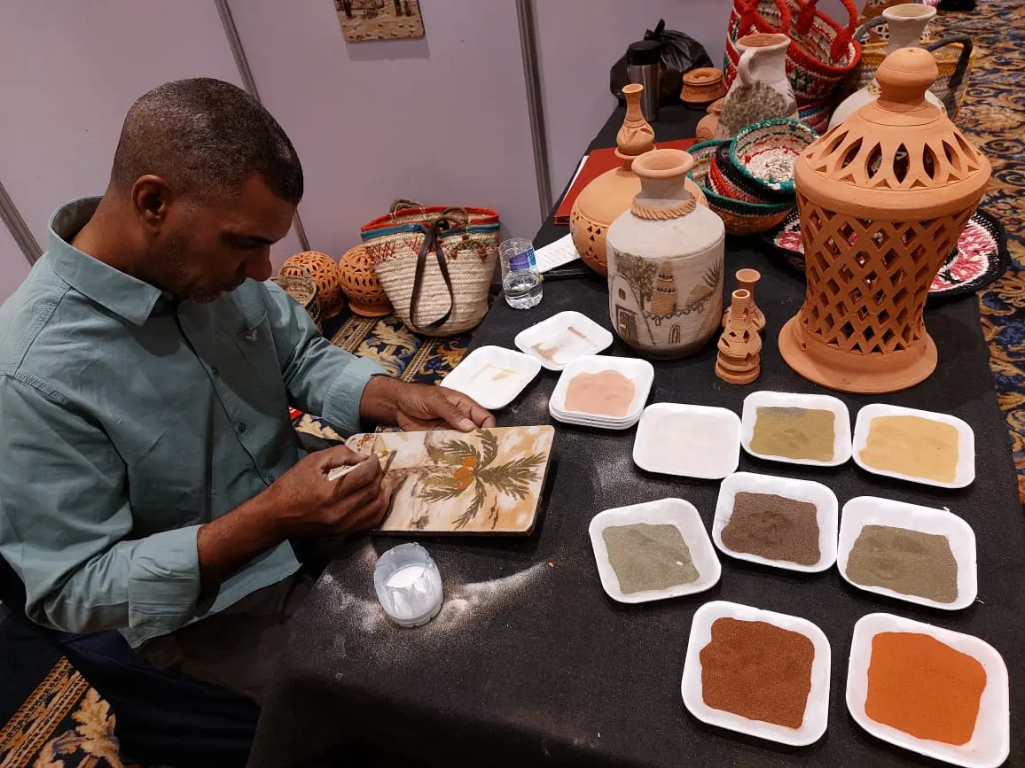 منتجات وصناعات يدوية وعروض فنية وورش للحرف بمعرض الحرف التراثية والمنتجات اليدوية بالجيزة