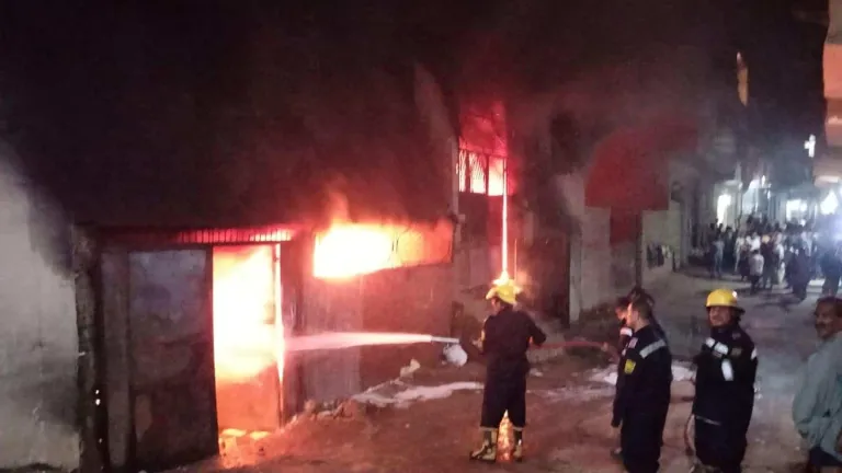 ننشر تفاصيل .. انفجارات واشتعال النيران بمخزن دكتور كيميائى بمدينة الحوامدية .. الدفع بـ 6 سيارات إطفاء .. قطع الغاز والكهرباء عن المنطقة بالكامل .. مدير أمن الجيزة وجهازه المعاون يتواجدون ميدانياً حتى الساعات الاولى من الصباح .. النيابة تفتح تحقيق عاجلاً