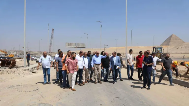 محافظ الجيزة يتابع ميدانيا أعمال تطوير المنطقة والطرق المحيطة بالمتحف المصري الكبير