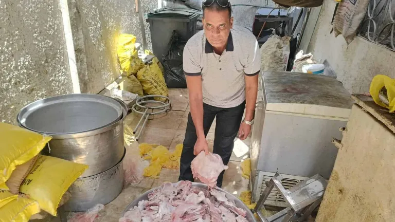 ضبط 4.65 طن مقطعات دواجن ومصنعات لحوم ولحوم غير صالحة للاستهلاك الأدمي بهذه الاحياء فى الجيزة