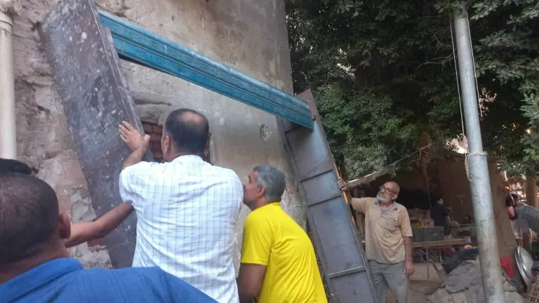 ضبط وإزالة مخالفات تحويل وحده سكنيه لمحل بالصف