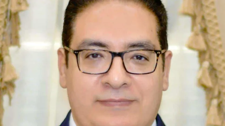عبد الصادق يُصدر تكليفات هامه .. منها عبد البارى نائبا لرئيس جامعة القاهرة لشئون خدمة المجتمع وتنمية البيئة .. أبو حسين عميداً لكلية الصيدلة