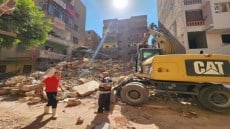 شاهد بالصور .. مصرع واصابة 7 افراد إثر انهيار عقار سكني مكون من 4 طوابق بحدائق القبة