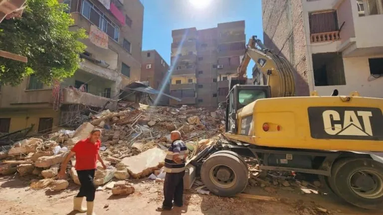 شاهد بالصور .. مصرع واصابة 7 افراد إثر انهيار عقار سكني مكون من 4 طوابق بحدائق القبة