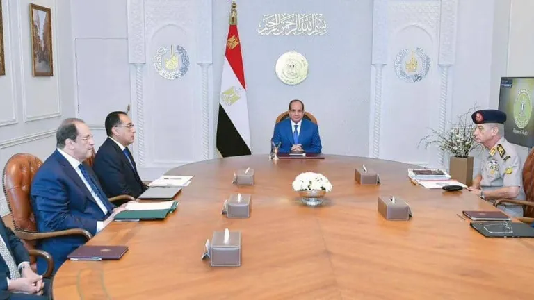 من أجل سيناء .. الرئيس السيسى يجتمع برئيس الحكومة ووزير الدفاع والمخابرات والداخلية