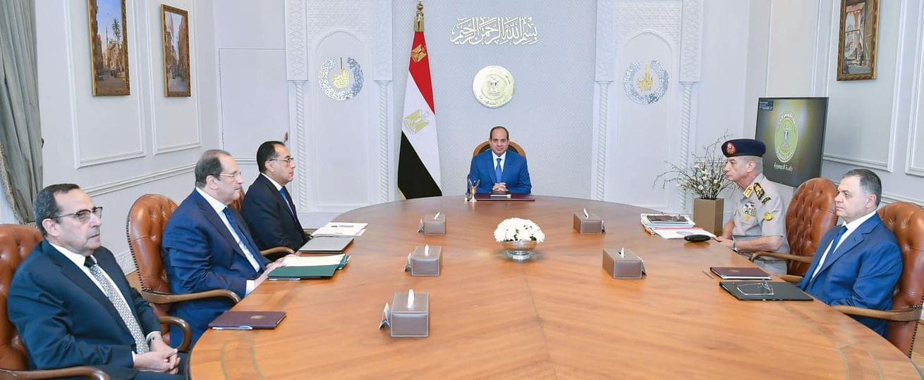 من أجل سيناء .. الرئيس السيسى يجتمع برئيس الحكومة ووزير الدفاع والمخابرات والداخلية