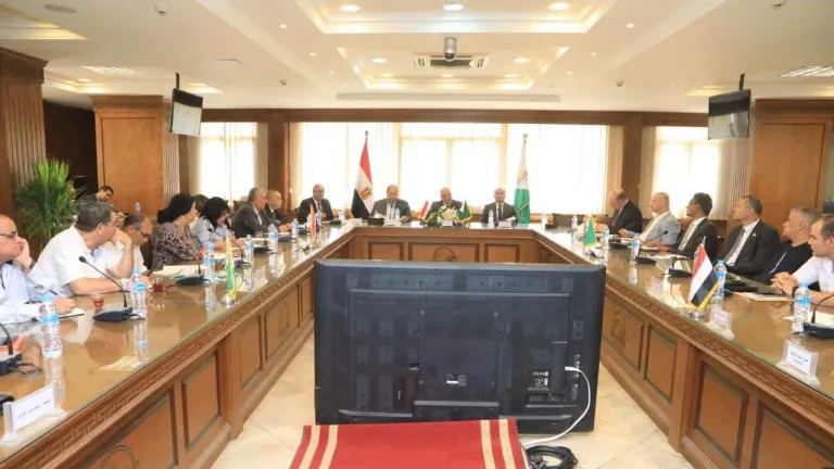 لمناقشة هذه الملفات .. محافظ الجيزة يجتمع بأعضاء مجلسى النواب والشيوخ