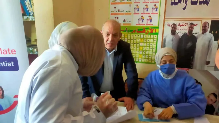 الخشت يستعرض تقريرا من عميد طب أسنان حول نتائج 4 قوافل علاجية وخدمية بعدة مناطق بمحافظة الجيزة
