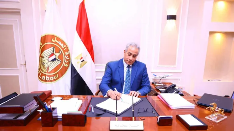 "وزارة العمل" تدعو العاملين بالمنشآت التعليمية وأولياء الأمور لحضور هذه الندوة