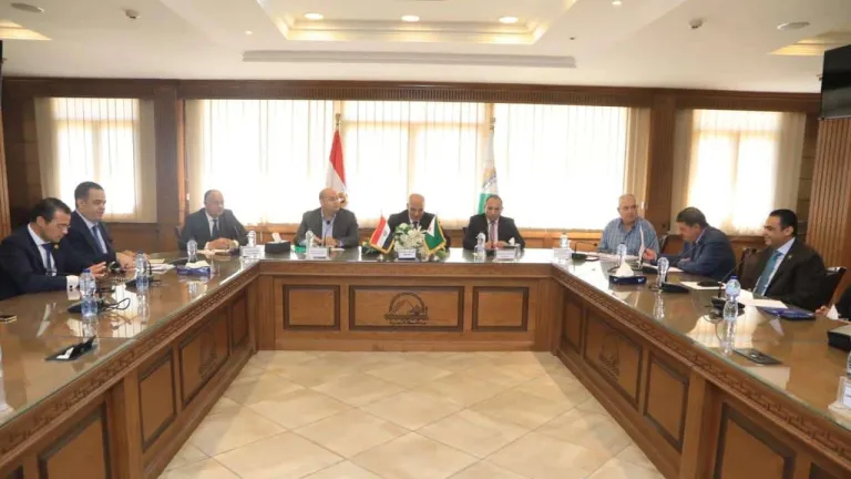 محافظ الجيزة يجتمع بأعضاء مجلسى الشعب والشورى .. لمناقشة هذه الامور منها سرعة الإنتهاء من مشروعات الصرف الصحي بقري أبو النمرس والحوامدية وتركيب الوصلات المنزلية ومعاينة مخرات السيول والحواجز المائية وشبكات صرف مياه الأمطار إستعداداً لفصل الشتاء