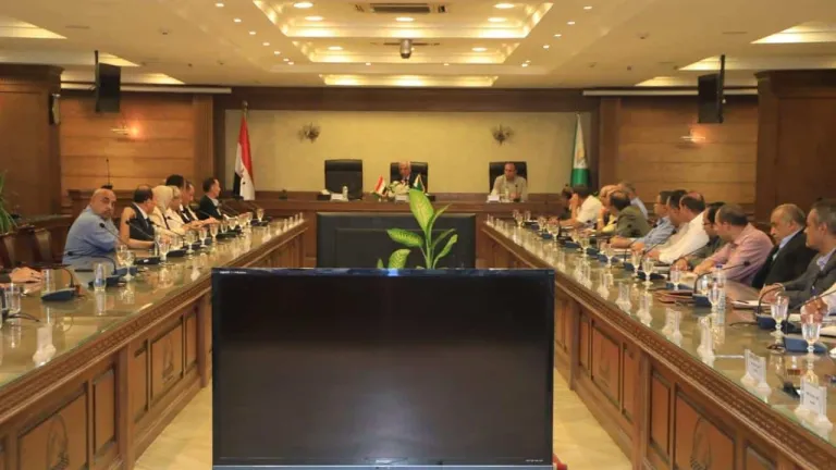 قبل بداية العام الدراسى .. محافظ الجيزة يجتمع بمدراء الادارات التعليمية .. يستمع لآرائهم ويشدد على هذه الامور منها عدم التكلف فى طلبات السبلايز تخفيفاً على اولياء الامور