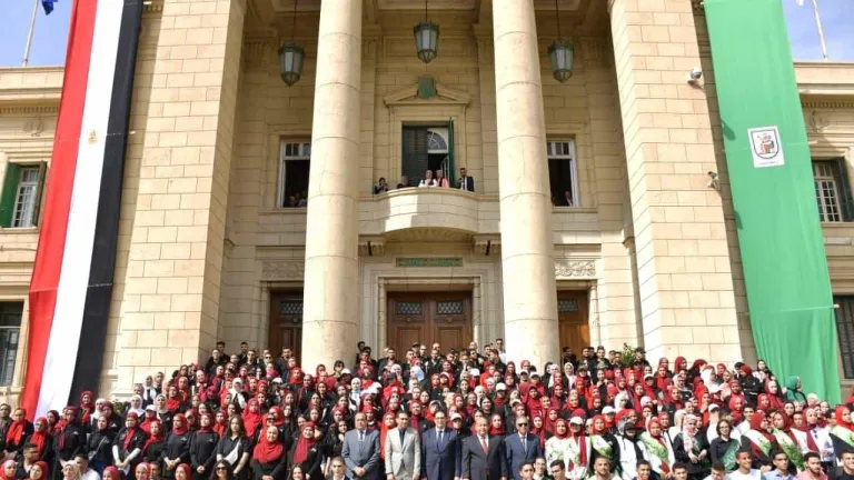 جامعة القاهرة تستقبل الطلاب الجدد والقدامى لبدء العام الدراسي الجديد