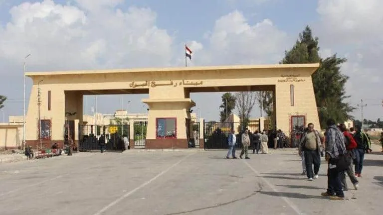 دخول أول شاحنة وقود من معبر رفح إلى قطاع غزة .. فهل هى للمستشفيات أم للأمم المتحدة؟