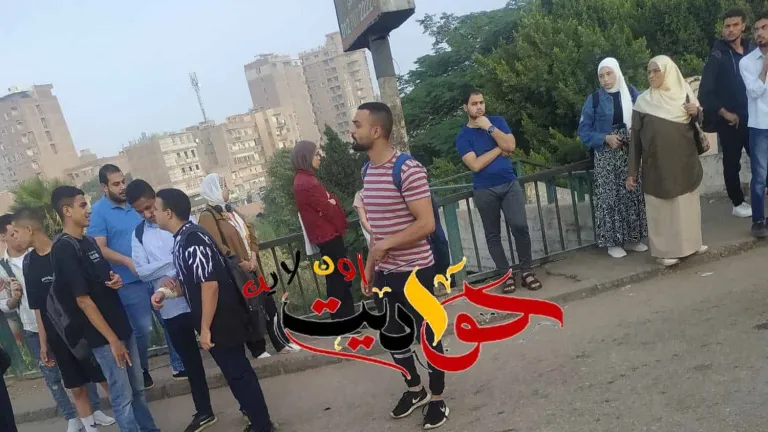 من اجل لقمة العيش والتعليم .. صراع يومى على ركوب الميكروباصات والبقاء للاقوى .. فتيات الجامعات تبكى وكبار السن لا حول لهم ولا قوى .. السائقين بلطجة وإتاوات والأجرة بالمزاج .. غياب تام للمسئولين .. اين الدور الرقابى لجهاز السرفيس .. أهالى مدينة الحوامدية وقراها للمحافظ أغثنا من هذه المهزلة .. الشعبطة اصبحت حلم الوصول الى الشغل