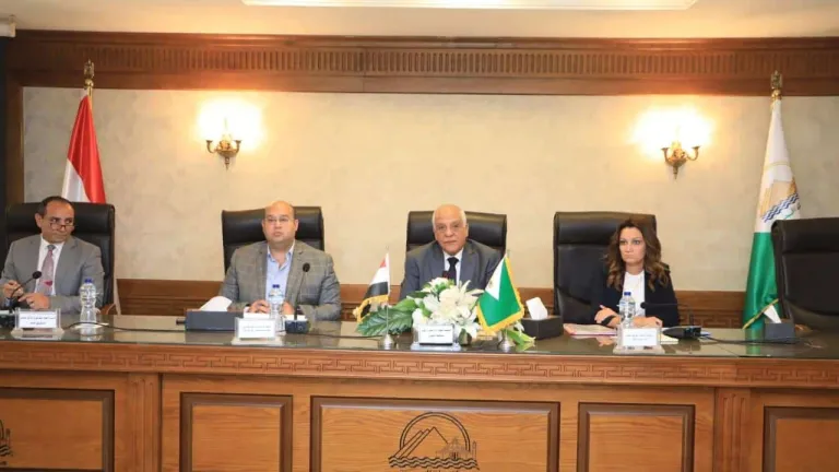محافظ الجيزة يعقد إجتماعا عاجلا لبحث موقف المعدات الميكانيكية المستخدمة لإدارة الأزمات والطوارئ والكوارث .. تكليفات لهؤلاء المسئولون