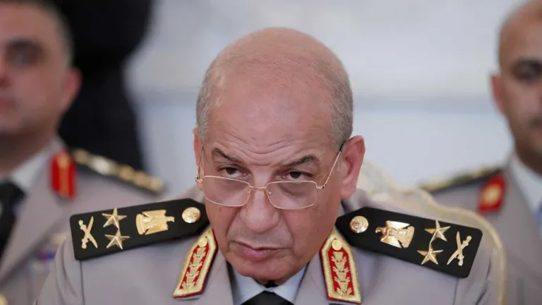 وزير الدفاع يصدق على قبول دفعة جديدة من الأطباء للتكليف للعمل بالقوات المسلحة .. تعرف على الشروط