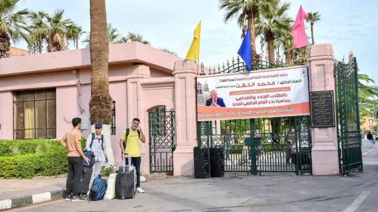الخشت: تسكين الطلاب القدامى بجامعة القاهرة بالمدن الجامعية والأولوية للطالبات حفاظًا عليهن