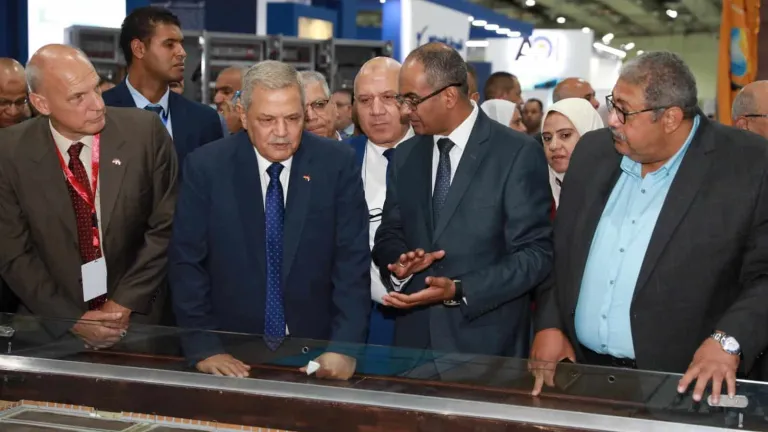 رئيس القابضة للمياه يتفقد معروضات شركة الصرف الصحي بالقاهرة الكبرى