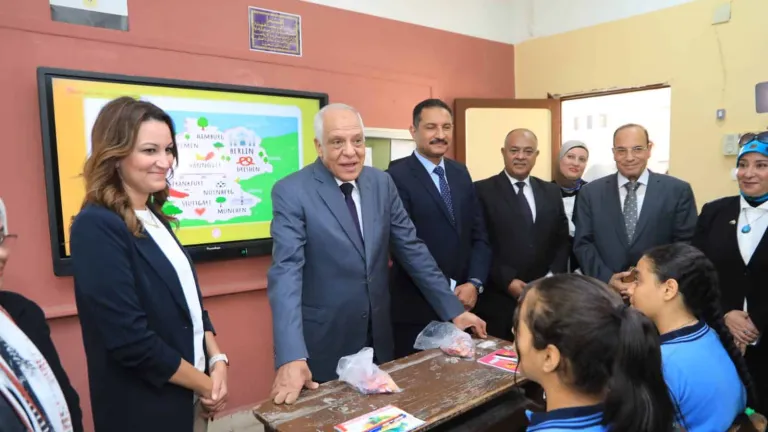 محافظ الجيزة يحضر طابور الصباح مع طلاب مدرسة السعيدية الثانوية .. يوجه بتخصيص حصة دراسية للحديث مع الطلاب حول الشئون العامة والرد على إستفساراتهم .. يعطى تكليفات هامة من اجل الطلاب