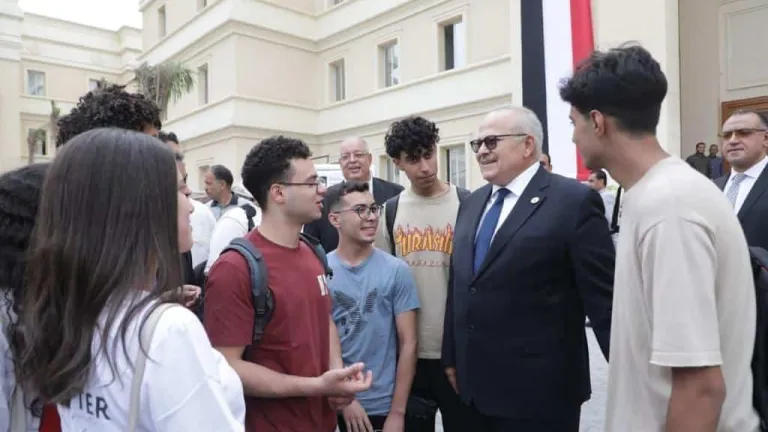 الخشت يتفقد سير الدراسة بجامعة القاهرة الدولية .. يجرى حوارا مفتوحا مع الطلاب