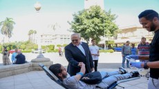 رئيس جامعة القاهرة ونائبه يشاركان فى حملة تبرع بالدم تضامنا مع  أشقائنا فى قطاع غزة