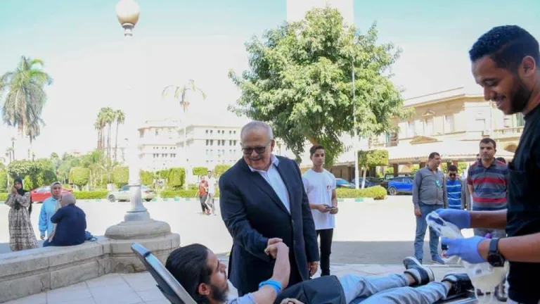 رئيس جامعة القاهرة ونائبه يشاركان فى حملة تبرع بالدم تضامنا مع  أشقائنا فى قطاع غزة