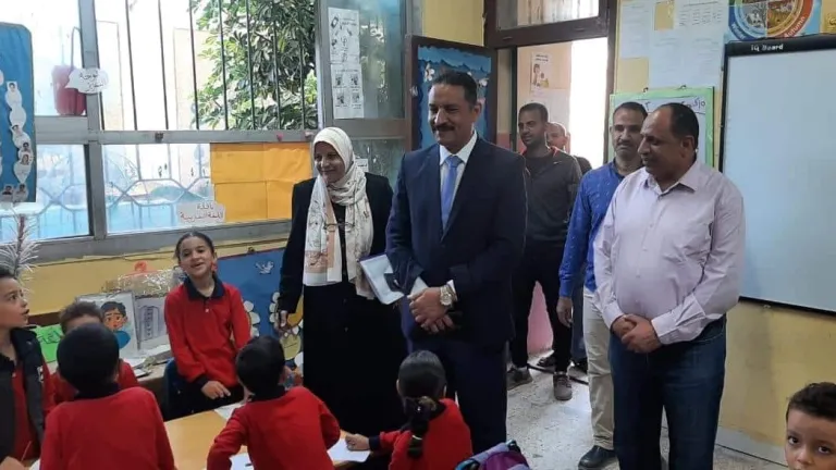 سلومة يتفقد مدارس إداراتى منشأة القناطر والوراق التعليمية ".. يشدد على تسليم  الكتب الدراسية دون قيدها بالمصروفات