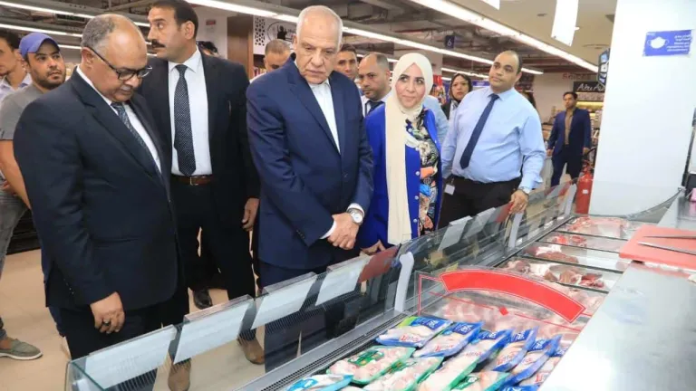 محافظ الجيزة  يتفقد عدد من المنافذ والسلاسل التجارية بالعمرانية لمتابعة مبادرة " تخفيض أسعار السلع الأساسية والإستراتيجية " ... يوجه  بتكثيف الحملات الرقابية