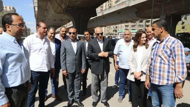 محافظ الجيزة يتابع ميدانياً سير العمل بمواقف السرفيس .. يوجه بتكثيف الجهود لمنع تقسيم خطوط السير .. وتوقيع غرامات فورية لمخالفات تعريفة الركوب