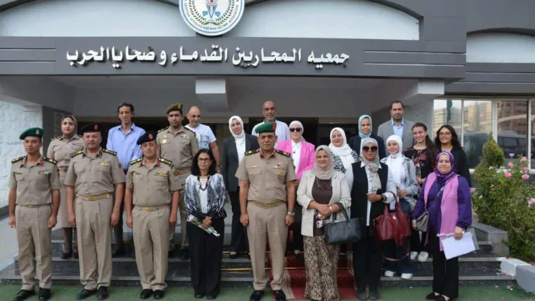 احتفالا باليوبيل الذهبي لانتصارات أكتوبر المجيدة .. جامعة القاهرة ترسل وفدا من اعضاء هيئة التدريس والطلاب لجمعية المحاربين القدامى